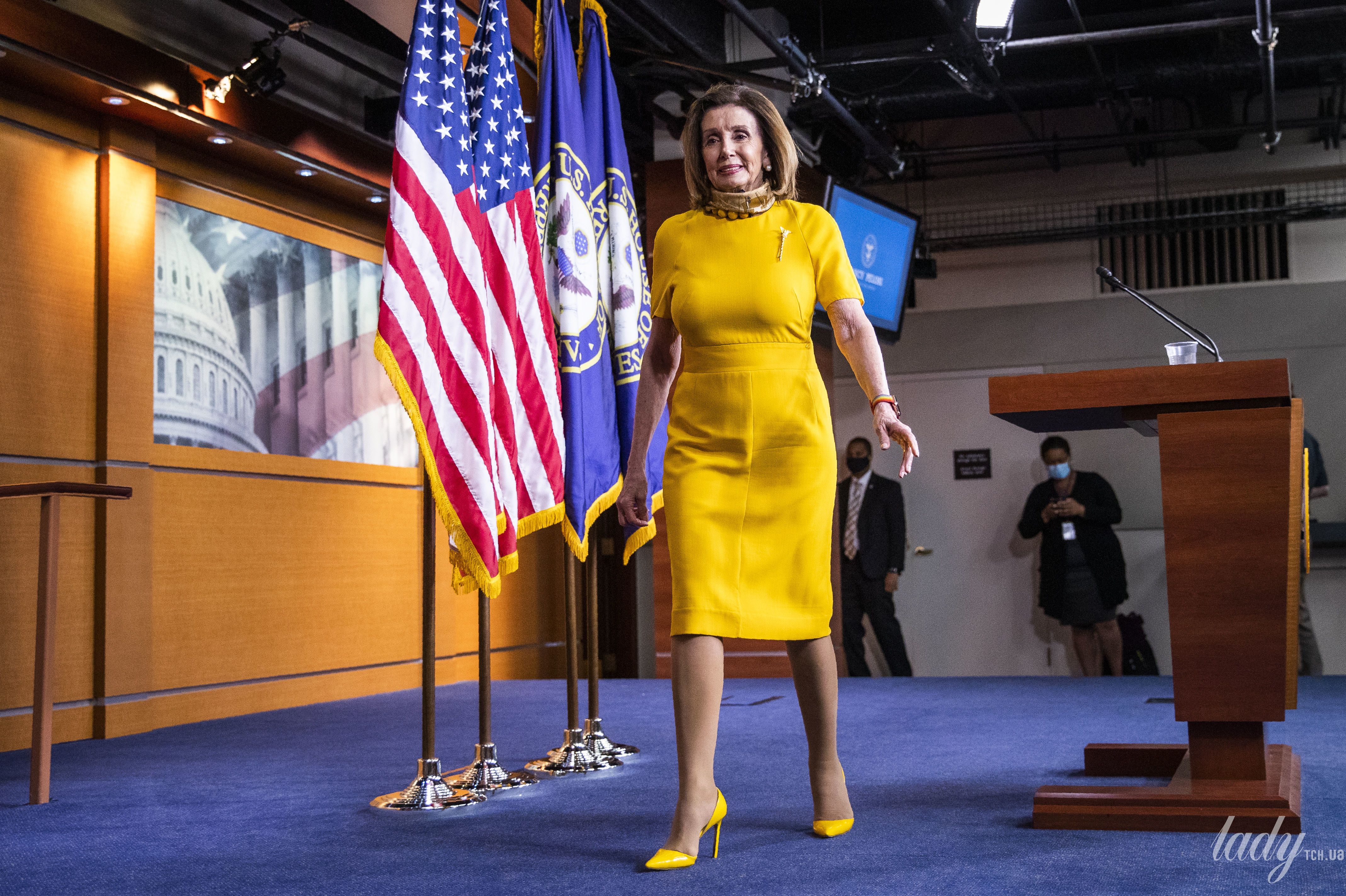 Спикер Палаты представителей США Нэнси Пелоси в пурпурном наряде. 