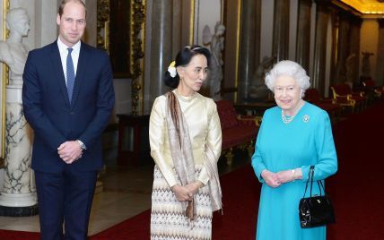 В голубом платье и с любимой сумочкой: королева Елизавета II продемонстрировала яркий образ