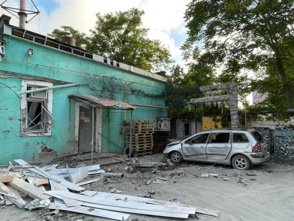 Російські війська влучили у внутрішній двір медичного закладу в Херсоні