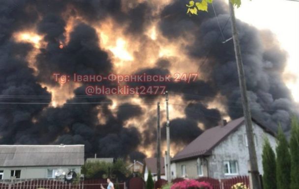 Пожежа після пориву нафтопроводу у селі Стримба на Івано-Франківщині 30 вересня / © скриншот з відео