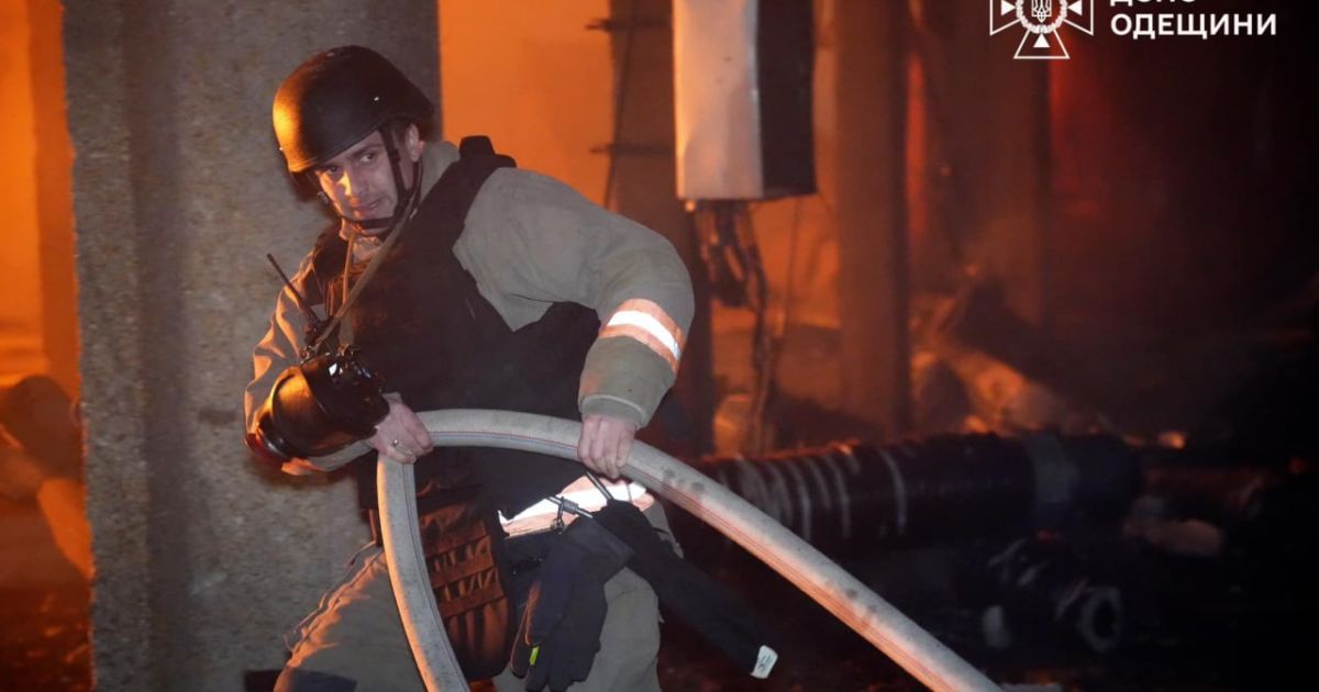 Рятувальники на місці ворожого удару