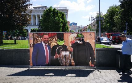 Троллинг - уровень "бог": в центре Киева установили баннер со скандальным фото Павелко с кубком Лиги чемпионов