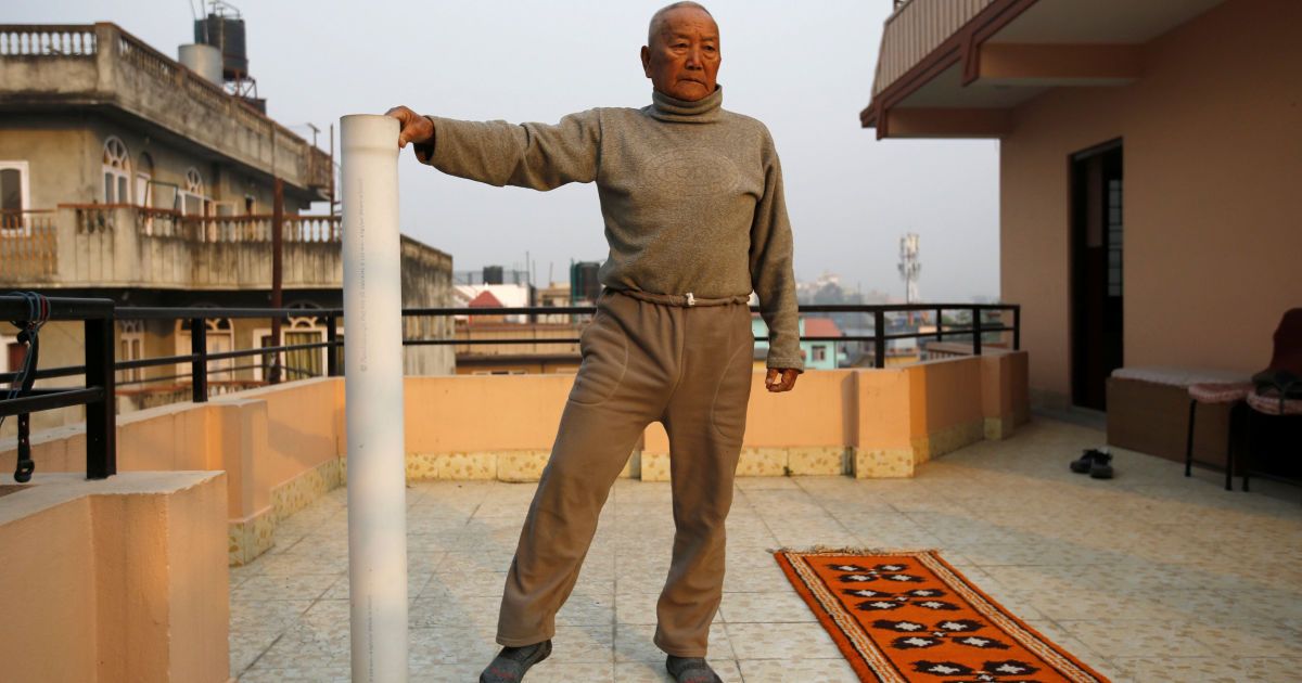 У квітні  Мін Бахадур Шерхан показував журналістам, як займається йогою, готуючись до підйому / © Reuters