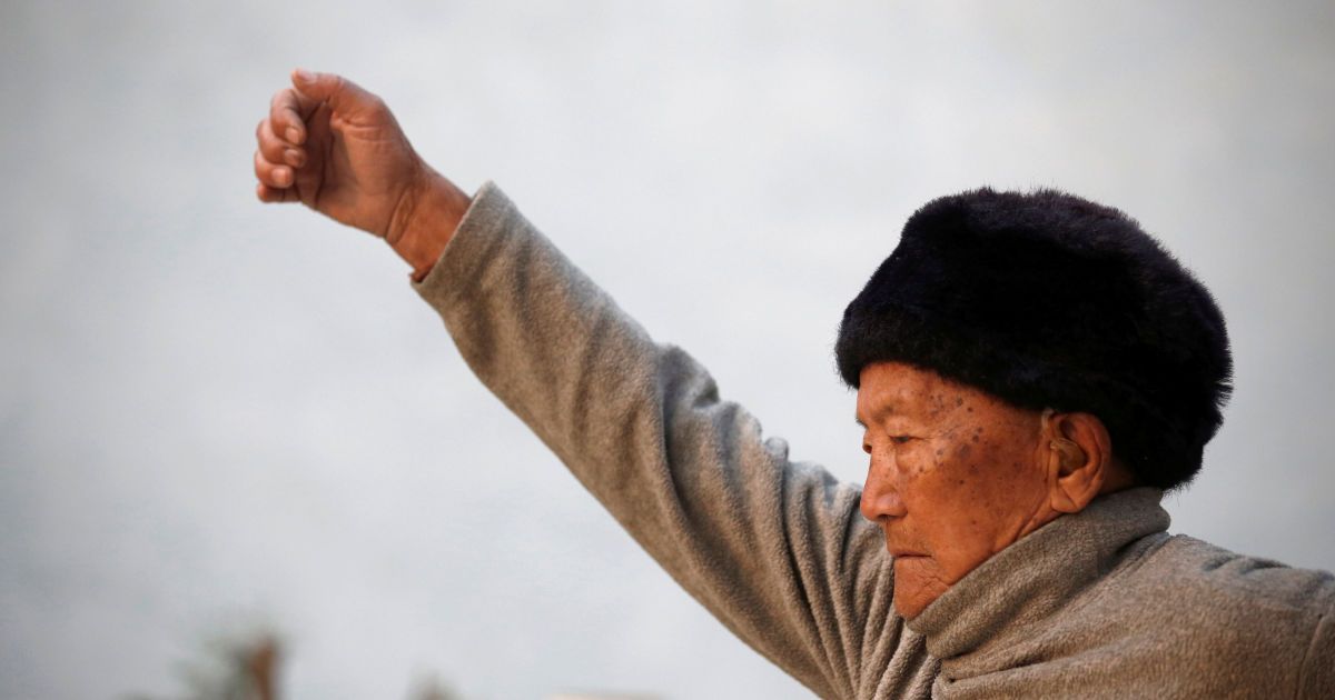 У квітні  Мін Бахадур Шерхан показував журналістам, як займається йогою, готуючись до підйому / © Reuters