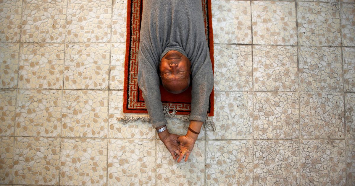 У квітні  Мін Бахадур Шерхан показував журналістам, як займається йогою, готуючись до підйому / © Reuters