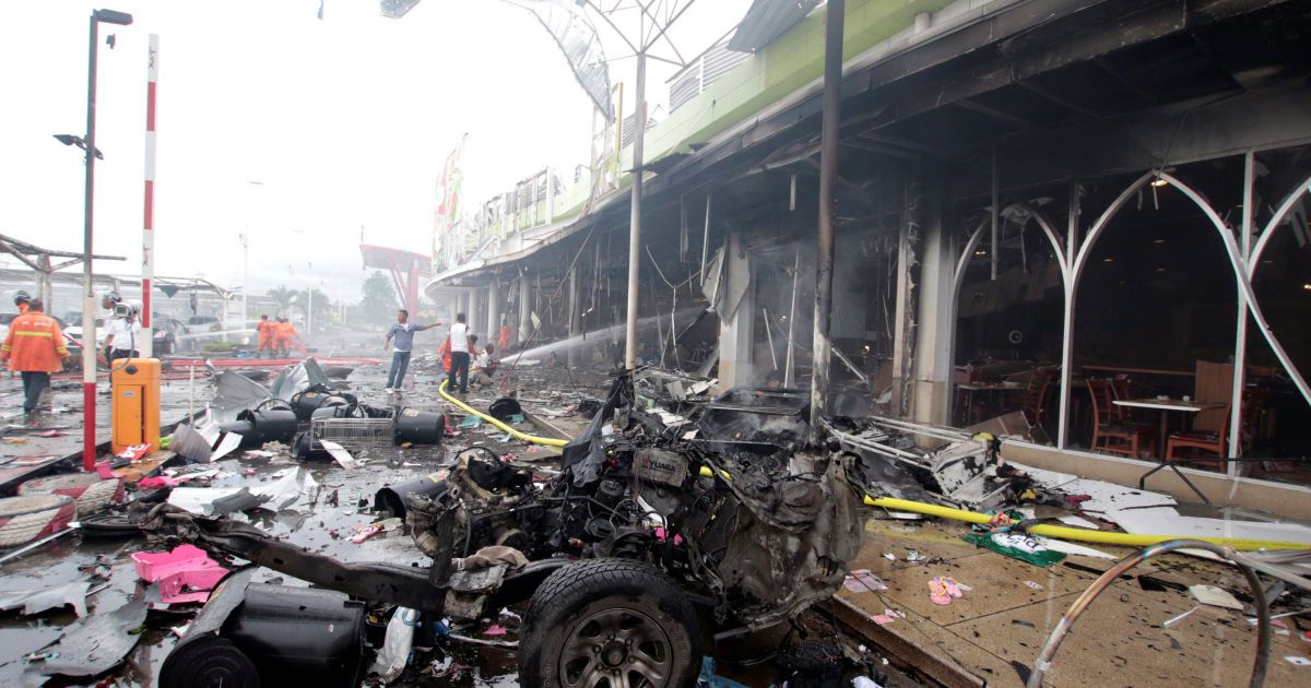 В Таиланде прогремели взрывы возле торгового центра: десятки раненых