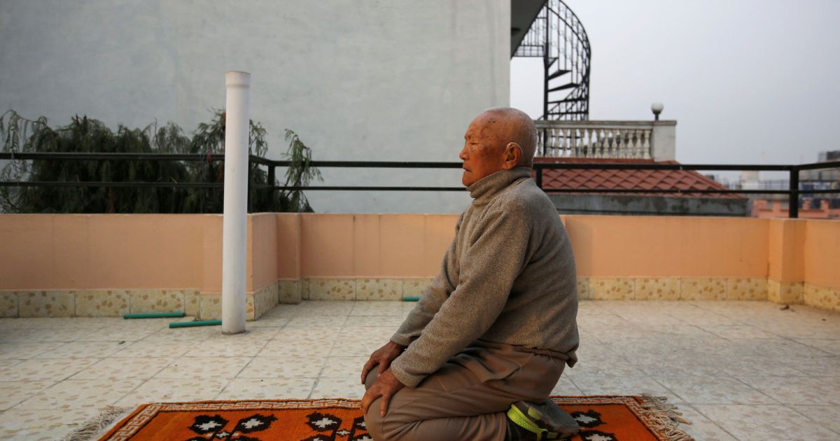 У квітні  Мін Бахадур Шерхан показував журналістам, як займається йогою, готуючись до підйому / © Reuters