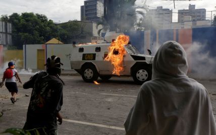 Гарячяя Венесуэла: протестующие повалили памятник экс-президенту