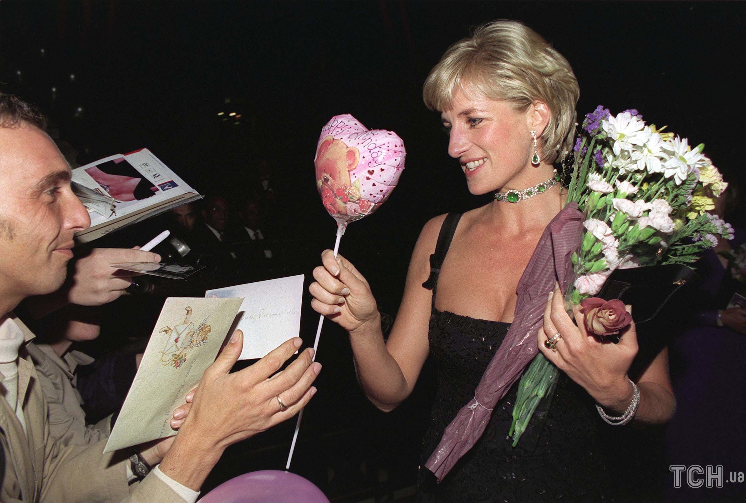 Принцеса Діана приймає подарунки від шанувальників в свій останній день народження 1 липня 1997 року / © Getty Images