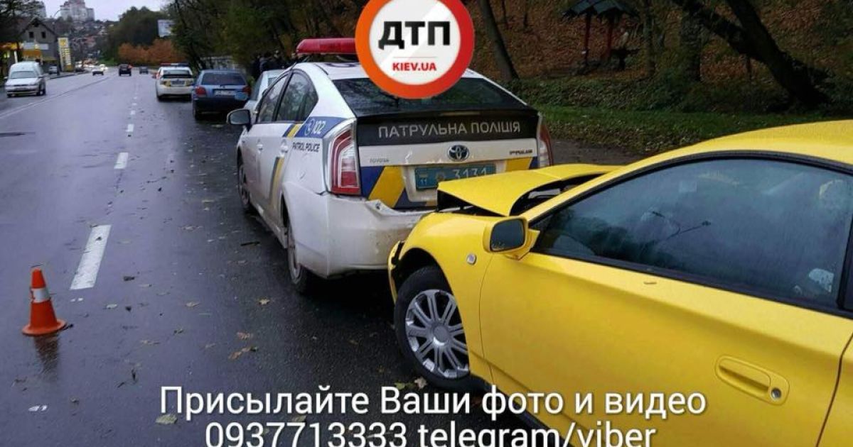 В Киеве водитель на бешеной скорости протаранил авто полиции, которая оформляла ДТП