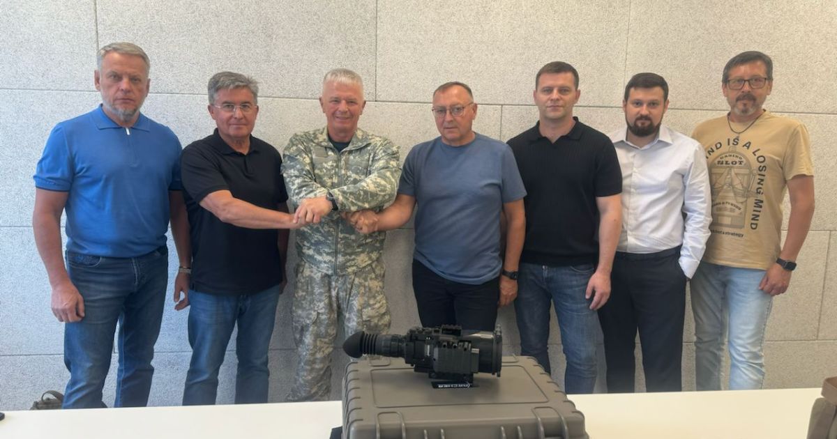 "Вінниччани" передали легендарному снайперу СБУ унікальний прицільний комплекс