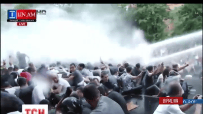 В результате протеста в Ереване 250 человек задержаны, два десятка в больницах