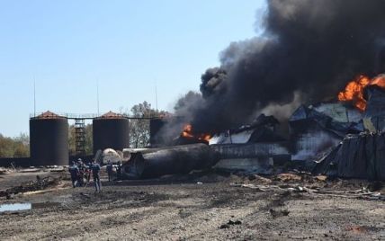Пожарные перекачивают дизтопливо из резервуара на нефтебазе под Васильковом