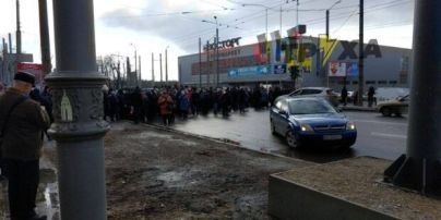 В Харкові робітники заводу вийшли на протест і перекрили вулицю: з'явилися фото, відео