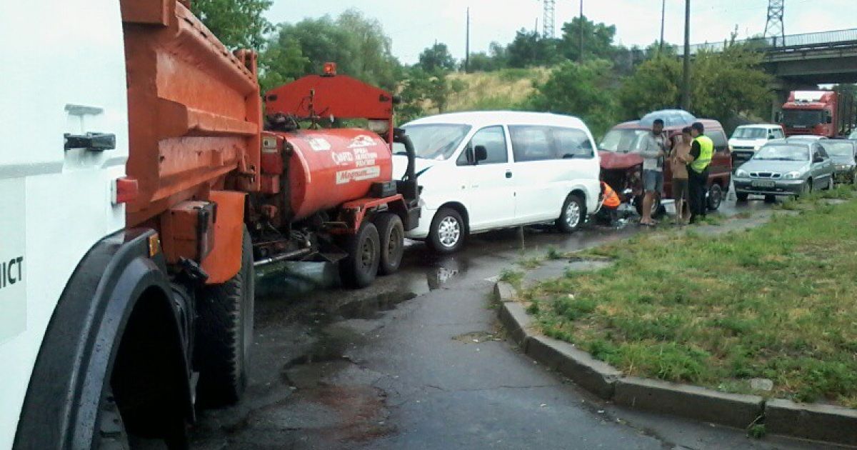 Потрійна ДТП у Києві: китайське авто протаранило вантажівку та мікроавтобус