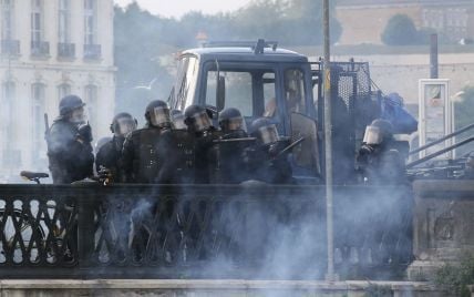 Во Франции полиция применила водометы на митинге против саммита G7