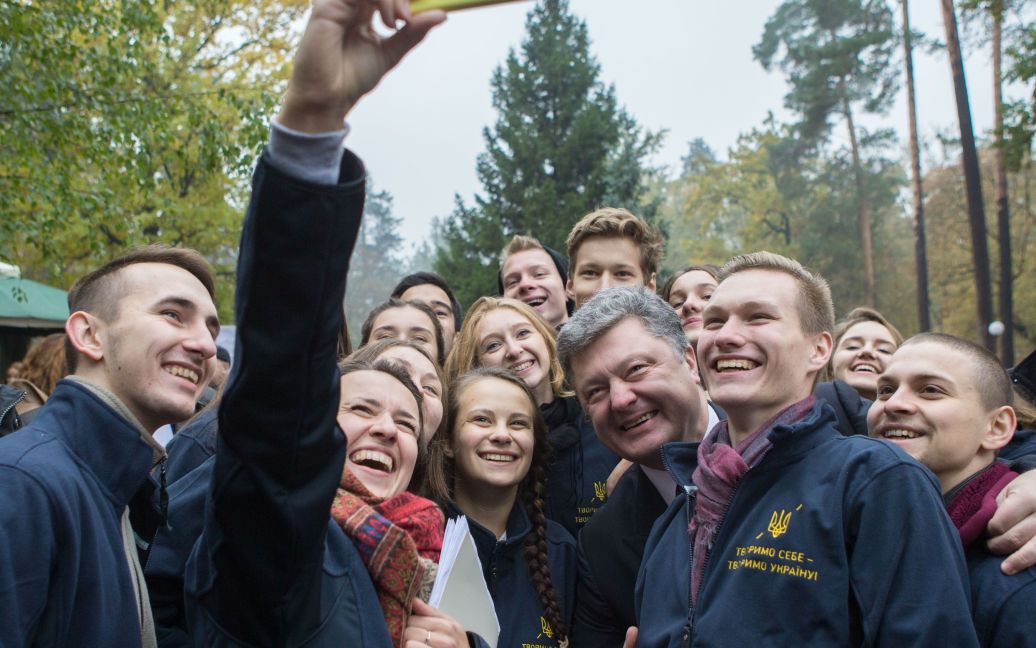 Під час робочих поїздок регіонами Петро Порошенко охоче фотографується з Українцями, а іноді навіть власноруч допомагає зробити селфі / © 