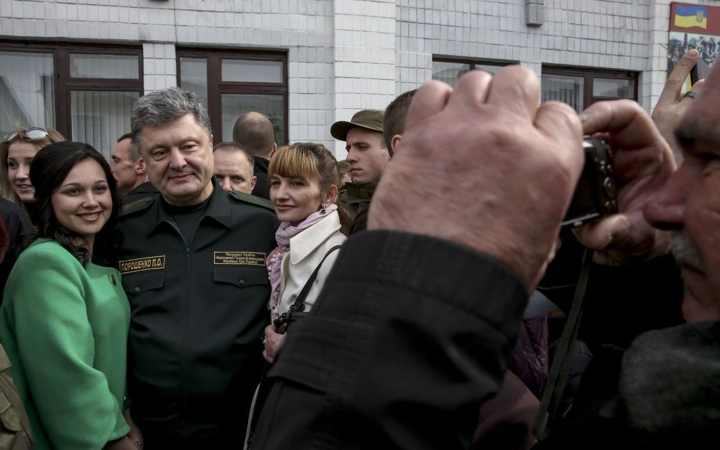 Під час робочих поїздок по регіонам Петро Порошенко охоче фотографується з Українцями, а іноді навіть власноруч допомагає зробити селфі / © 