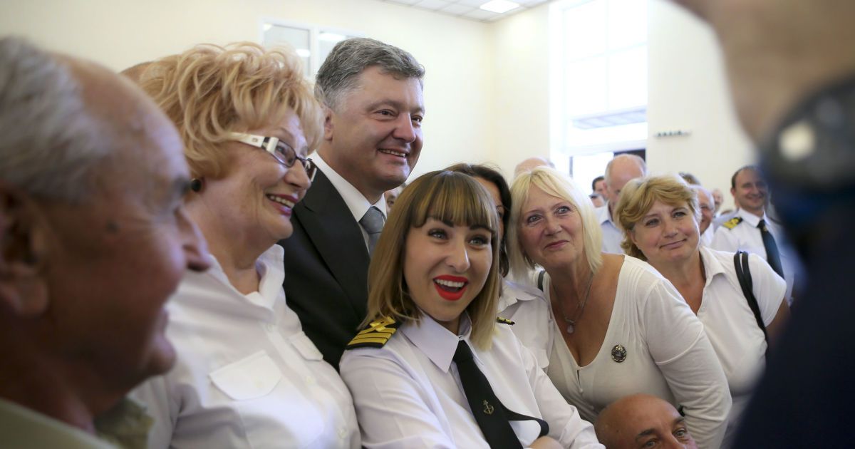 Во время рабочих поездок по регионам Петр Порошенко охотно фотографируется с украинцами, а иногда даже собственноручно помогает сделать селфи