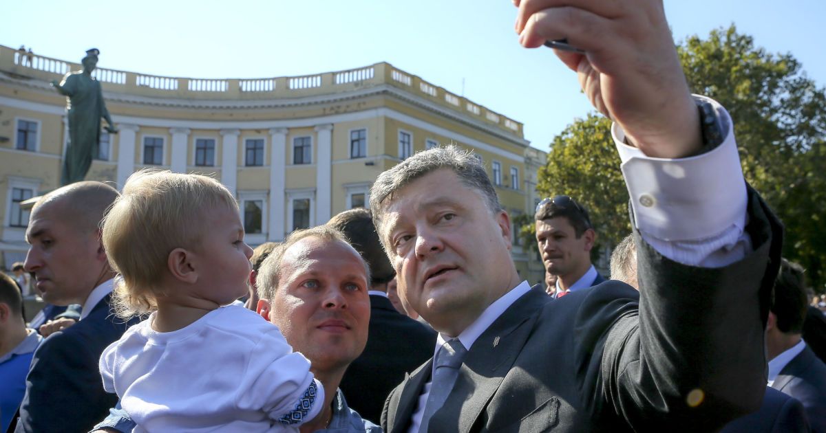 Во время рабочих поездок по регионам Петр Порошенко охотно фотографируется с украинцами, а иногда даже собственноручно помогает сделать селфи