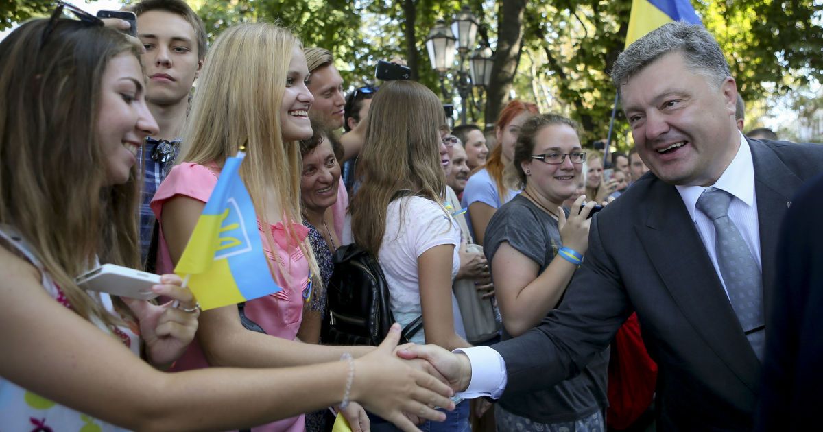 Во время рабочих поездок по регионам Петр Порошенко охотно фотографируется с украинцами, а иногда даже собственноручно помогает сделать селфи