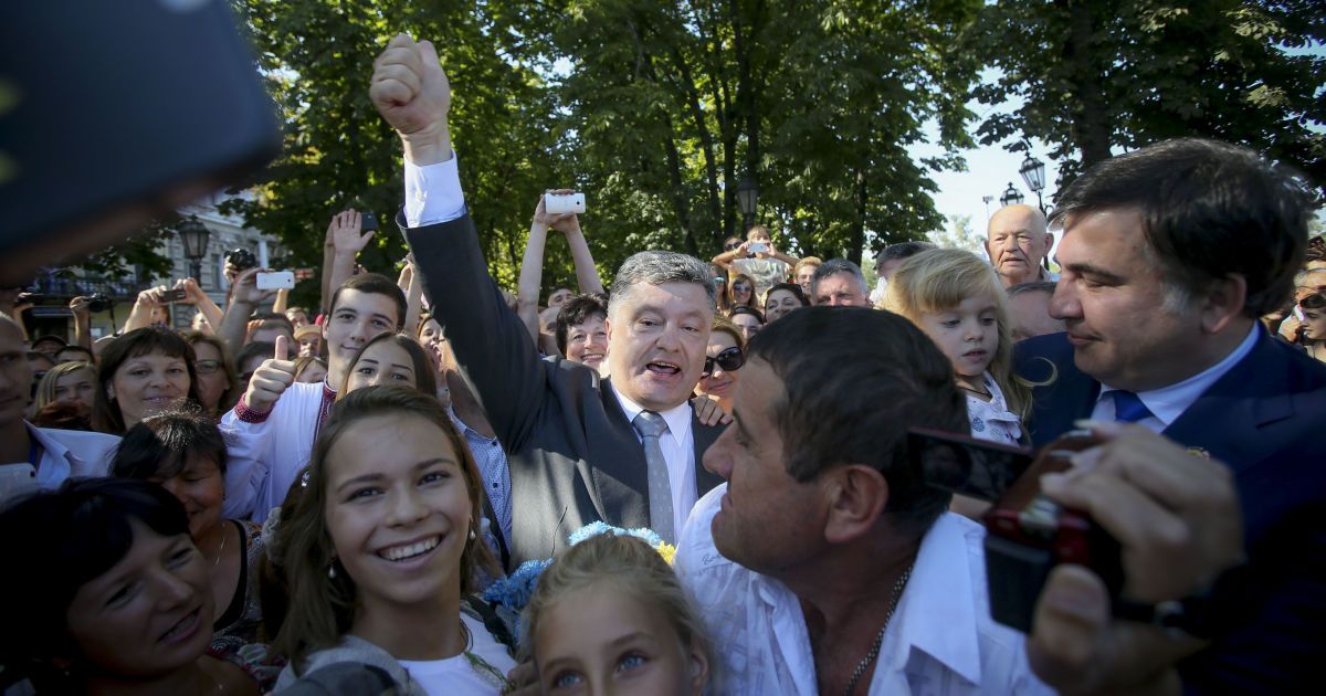 Во время рабочих поездок по регионам Петр Порошенко охотно фотографируется с украинцами, а иногда даже собственноручно помогает сделать селфи