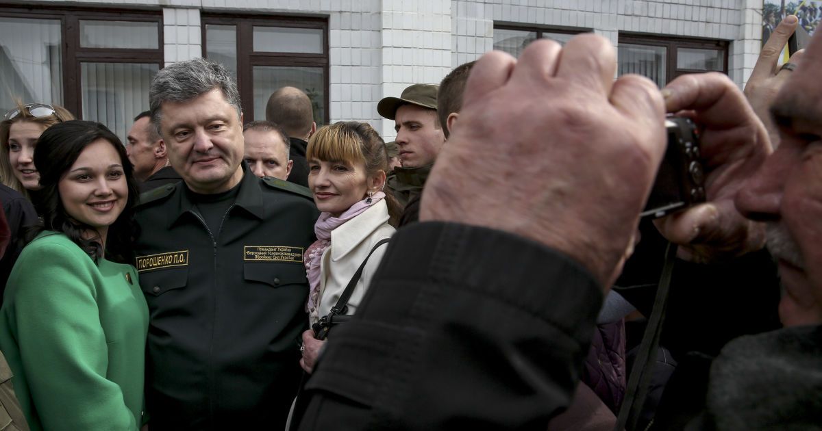 Во время рабочих поездок по регионам Петр Порошенко охотно фотографируется с украинцами, а иногда даже собственноручно помогает сделать селфи