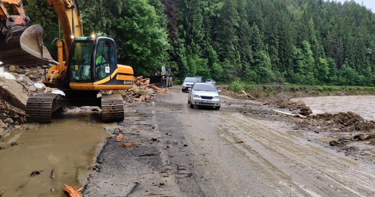 Паводки на Прикарпатье: дорогу в Буковель расчистили от тонны камней с помощью спецтехники