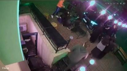 В Киеве водитель Mercedes влетел в летнюю площадку ресторана с людьми