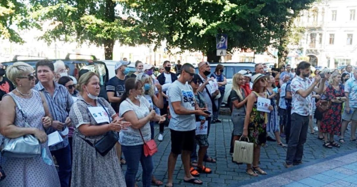 Мешканці Чернівців вийшли на пікет проти віднесення міста до червоної карантинної зони