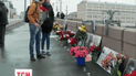 К мосту, на котором застрелили Немцова, несут цветы