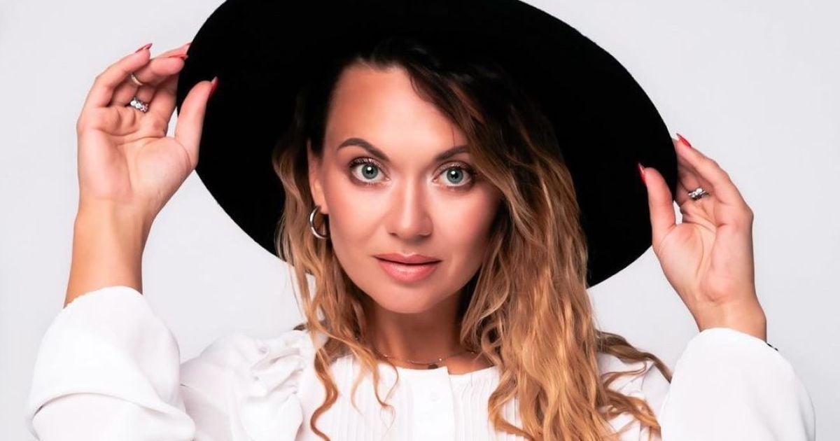 Обнаженная Анна Саливанчук прикрыла пышную грудь цветами