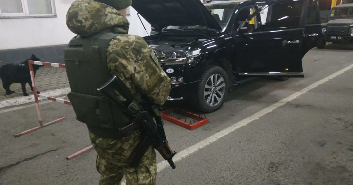 дипломат із контрабандою_3 / © Держприкордонслужба України