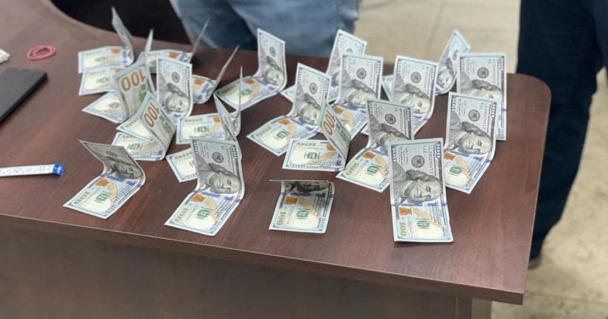 У Києві суд виніс позитивне рішення за 6 тисяч доларів: у шахрайстві підозрюють також адвоката