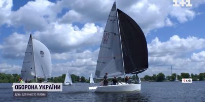 У столиці вітрильний сезон відкрили традиційними святковими перегонами