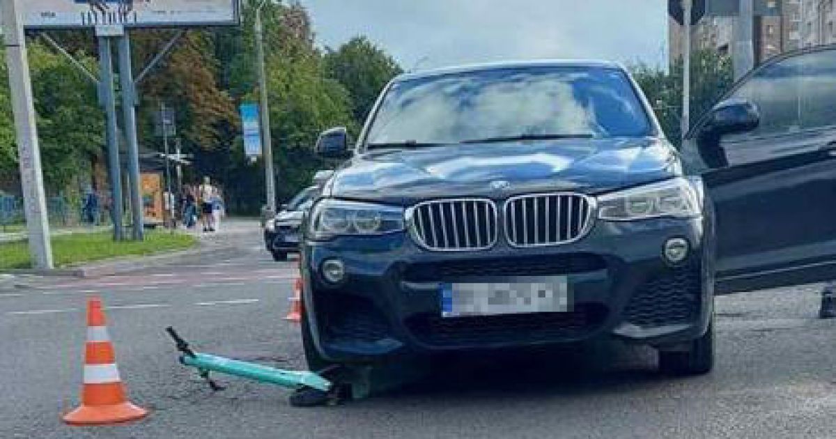 Во Львове автомобиль сбил 21-летнего мужчину на электросамокате: потерпевший в тяжелом состоянии