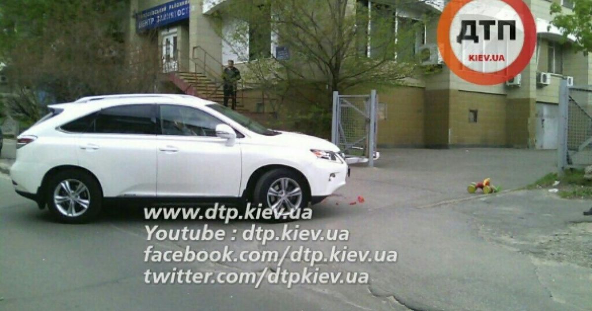 Моторошна ДТП у Києві: жінка на Lexus двічі переїхала дитину