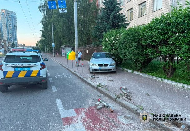 У центрі Києва BMW після зіткнення з ВАЗ збив чоловіка на см