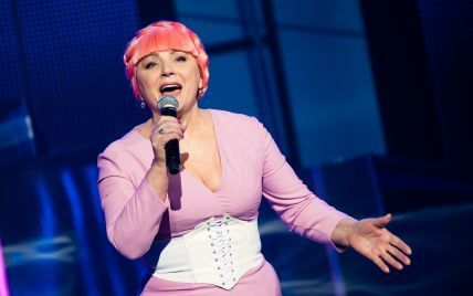 Нина Матвиенко с розовыми волосами спела дуэтом с MONATIK