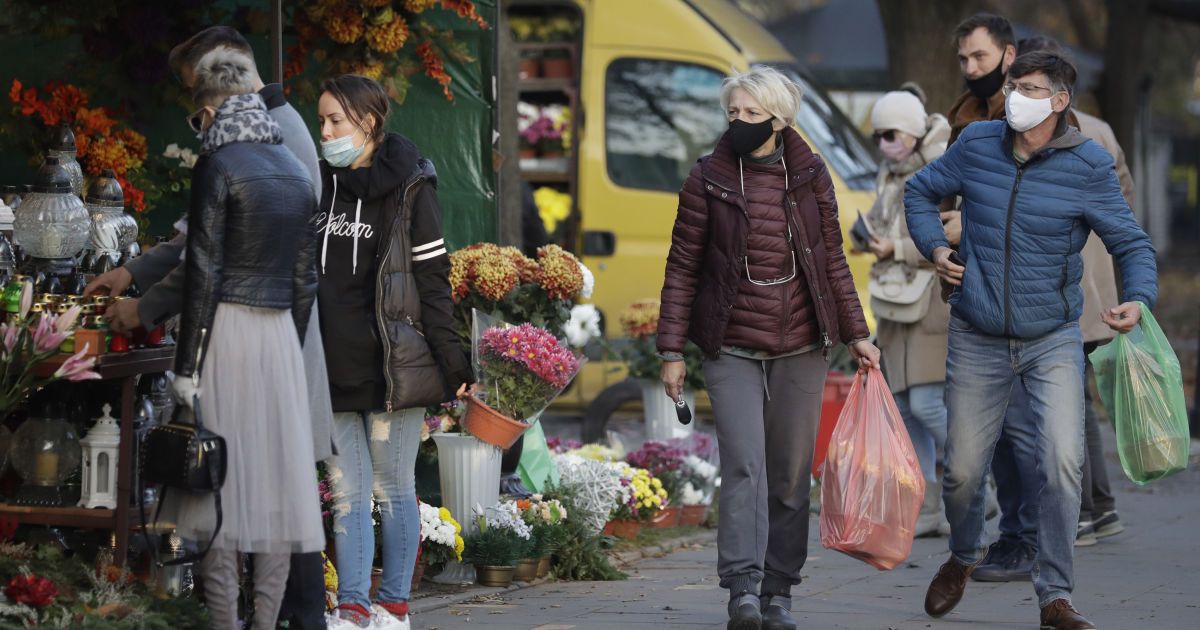 Уже вскоре полякам позволят гулять без масок и ходить в кафе: названы даты этапов ослабления карантина в стране
