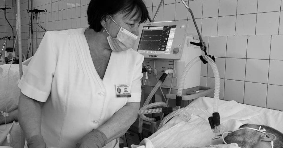 Из родственников никто не приходит уже месяц: в Днепре спасают мужчину, бросившегося под поезд