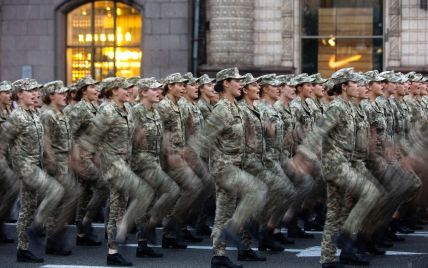Граждане имеют равные права: Зеленский ответил на петицию об отмене военного учета для женщин