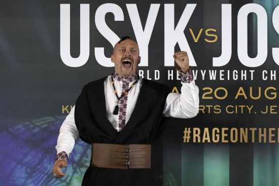 Усик піднесено заспівав "Ой, у лузі червона калина" після битви поглядів із Джошуа: яскраве відео
