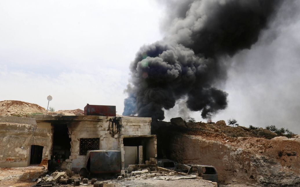 Последствия авиаударов по больнице в селе Маар Зита. / © Reuters