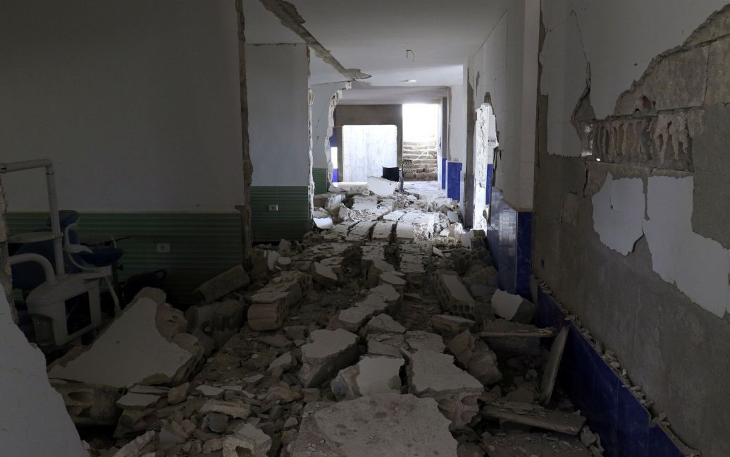 Последствия авиаударов по больнице в селе Дейр-аль-Шарки. / © Reuters