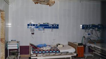 Наслідки авіаударів по лікарні у селі Дейр-аль-Шаркі. / © Reuters