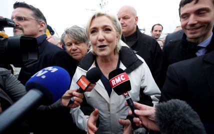 Ты не пройдешь: Ле Пен освистали во время предвыборной агитации