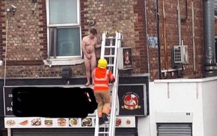 У Великій Британії чоловіка голяка виставили за вікно масажного салону