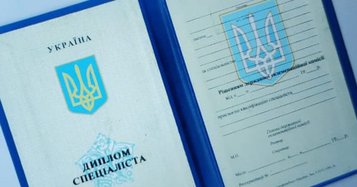 Київські силовики викрили підпільне виробництво фальшивих дипломів, посвідчень та COVID-сертифікатів