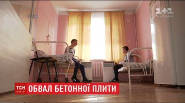 Хлопці, на яких напередодні обвалився навіс будинку, розповіли про пережите